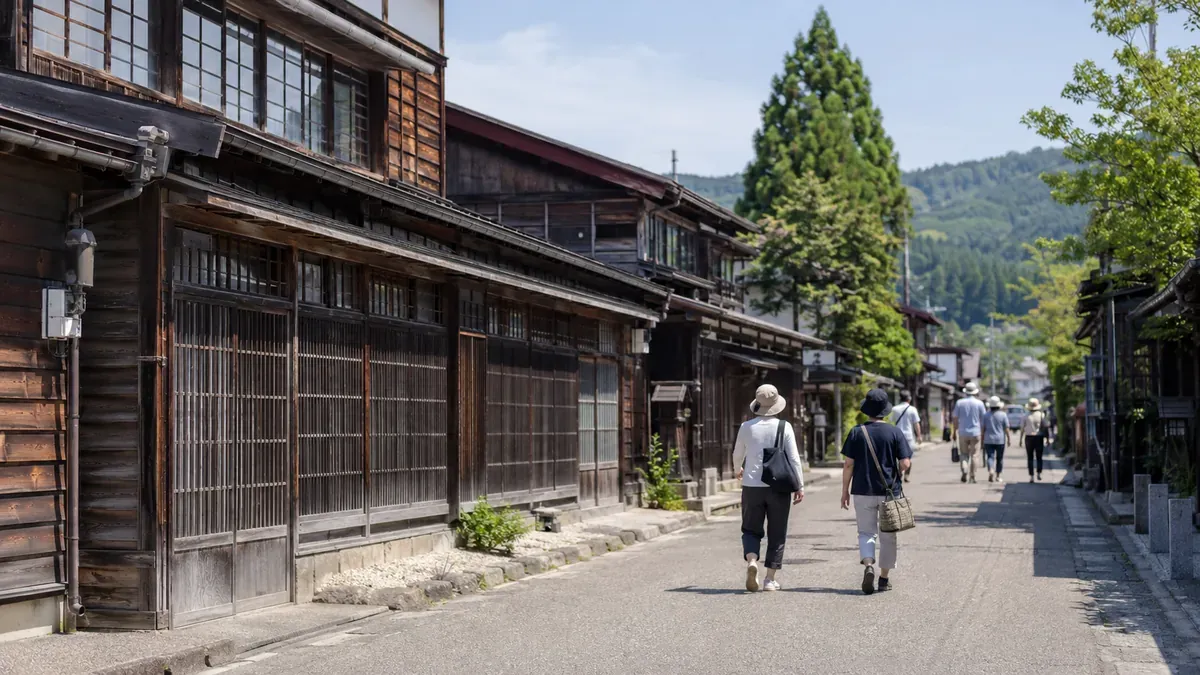 秋田県鹿角市毛馬内の歴史ある町並みと古い建物の風景。