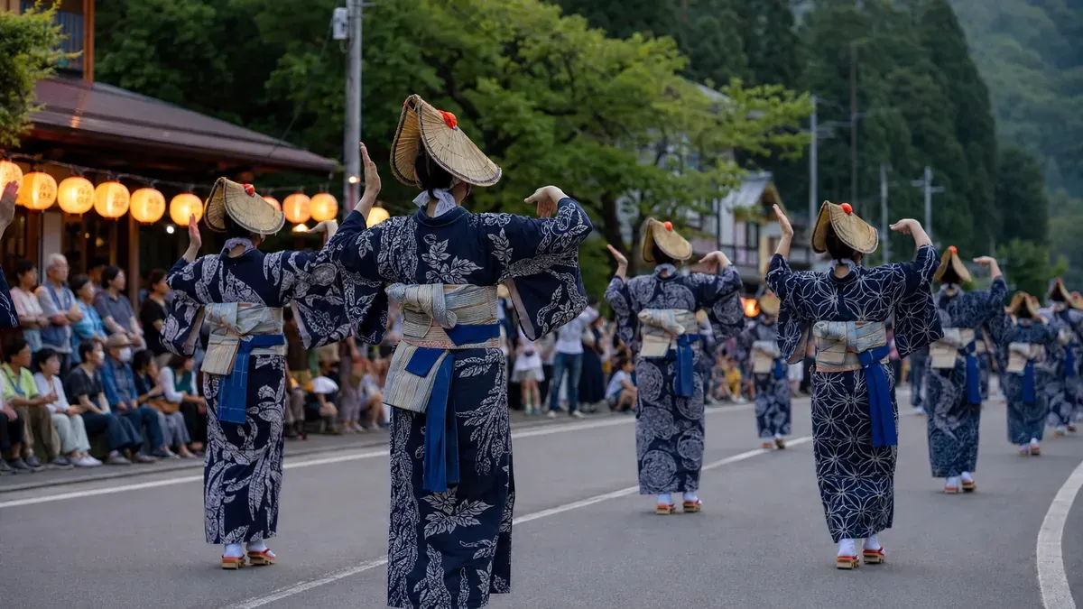 秋田県鹿角市毛馬内盆踊りの夜、篝火に照らされた編笠の踊り手の列。