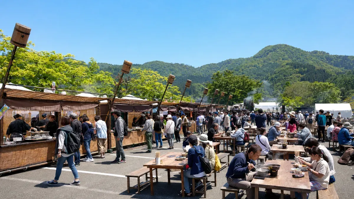 秋田県大館市の「大館きりたんぽまつり」で賑わう会場の屋外風景