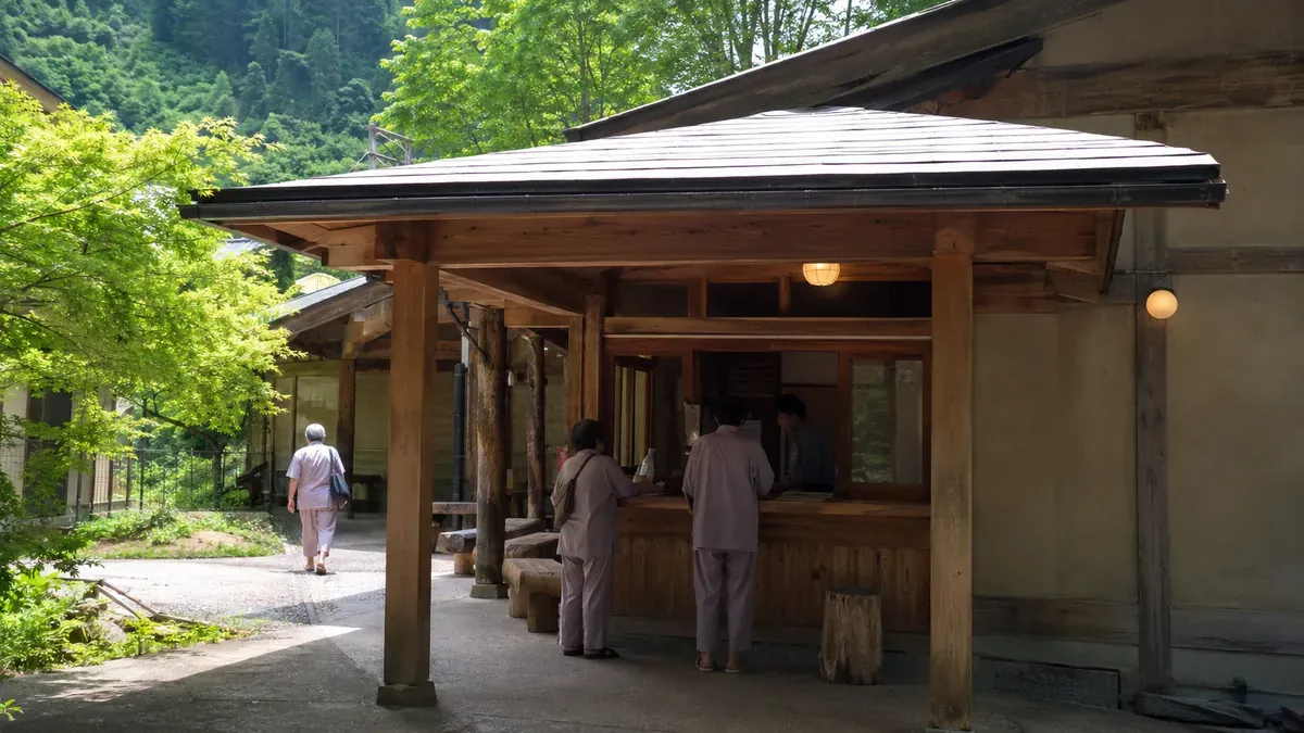 秋田県玉川温泉の木造の温泉施設にある日帰り入浴受付窓口