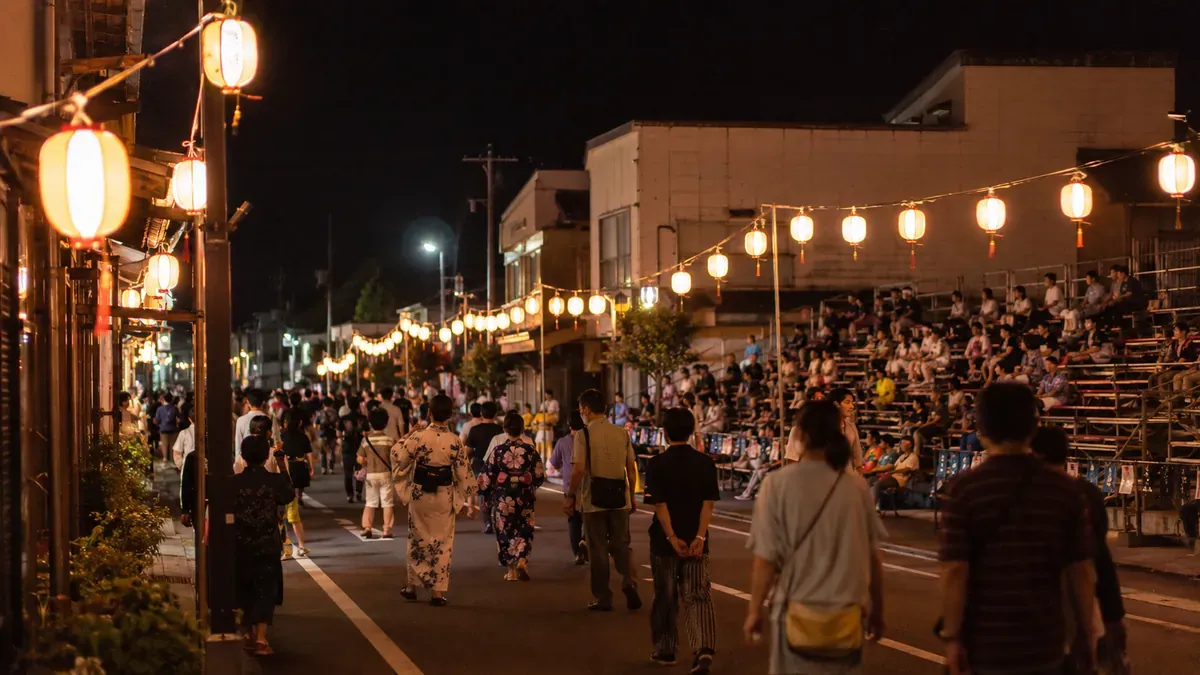 夏の秋田県羽後町、西馬音内盆踊りの提灯が並ぶ本町通りと観覧席